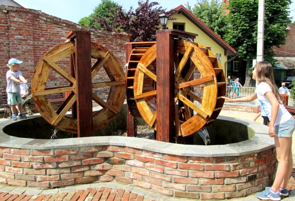 Фонтанный арт-объект "Колесо времени" находится в начале Курортного переулка