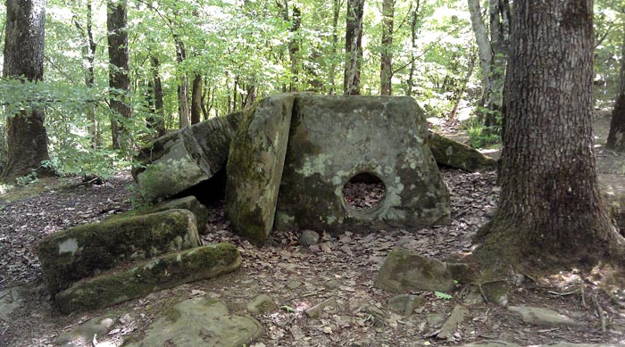 Не охраняемые государством древние сооружения постепенно разрушаются