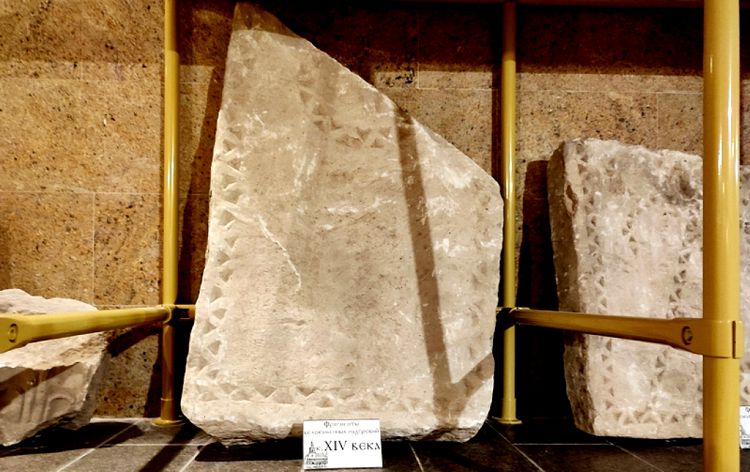 В экспозиции Подклета находятся очень древние археологические артефакты