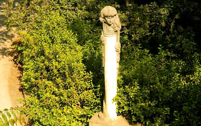 Стела "Джалита", находящаяся на тропе, олицетворяет женский образ Ялты