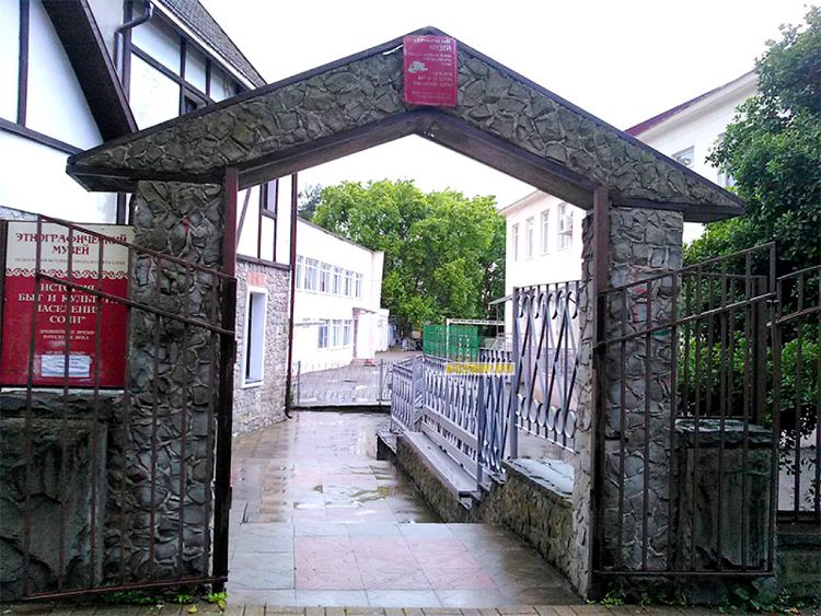 Вход на территорию Этнографического музея Лазаревского