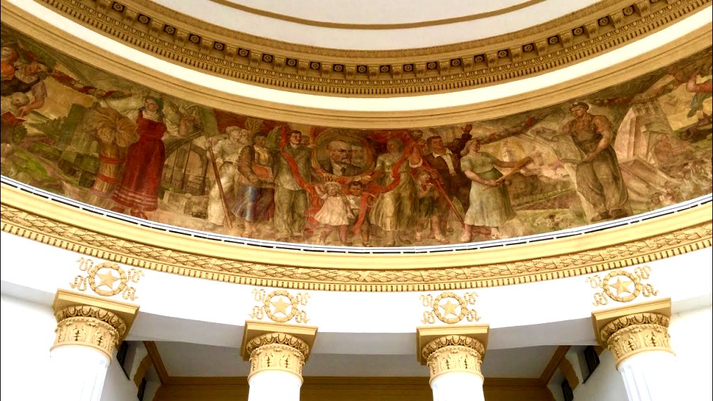 Фреска «Народы России построили социализм» была одним из украшений российского павильона