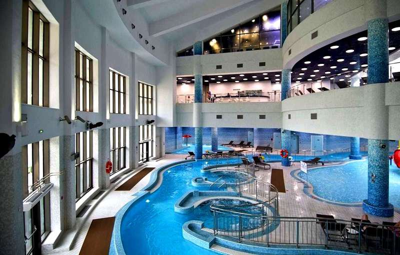 В ТРЦ "Галактика" можно пройтись по магазинам или поплавать в Аквапарке