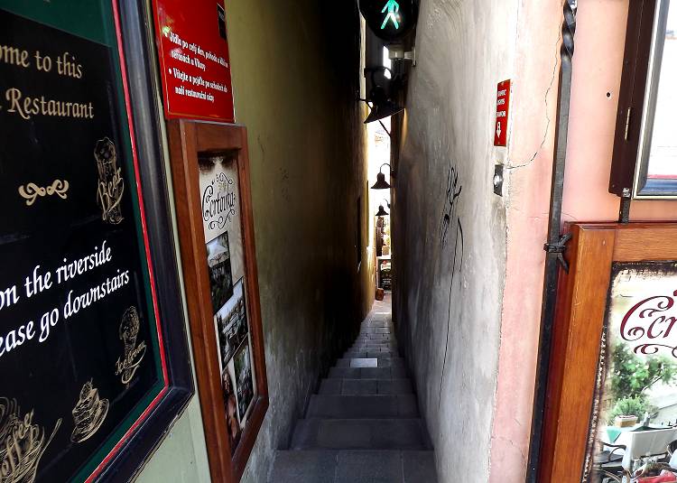 Местная достопримечательность - самая узкая улочка Праги Винарна Чертовка