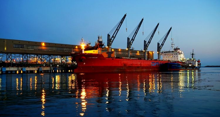 В Морском порту работы ведутся и днем и ночью