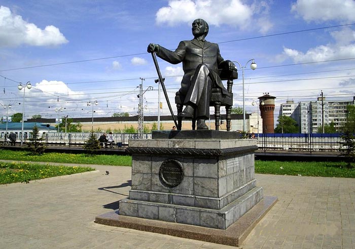 Памятник меценату Савве Мамонтову на Сергиево-посадском железнодорожном вокзале