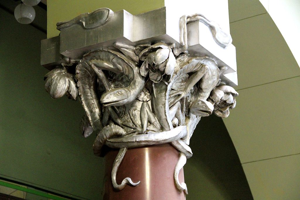 Капитель колонны с изображением цветов лилии и саламандры - символ борьбы зла и добра