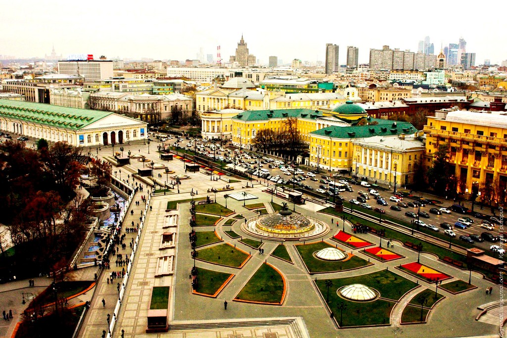 Манежная площадь - ближайшая соседка Красной площади