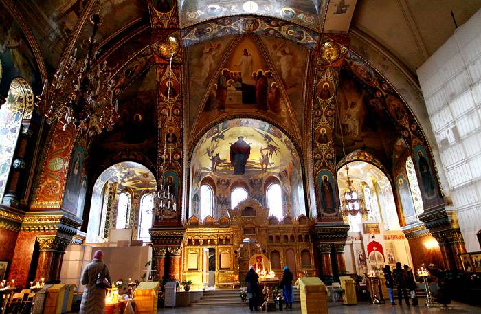 Интерьер Успенского храма очень красив и торжественен