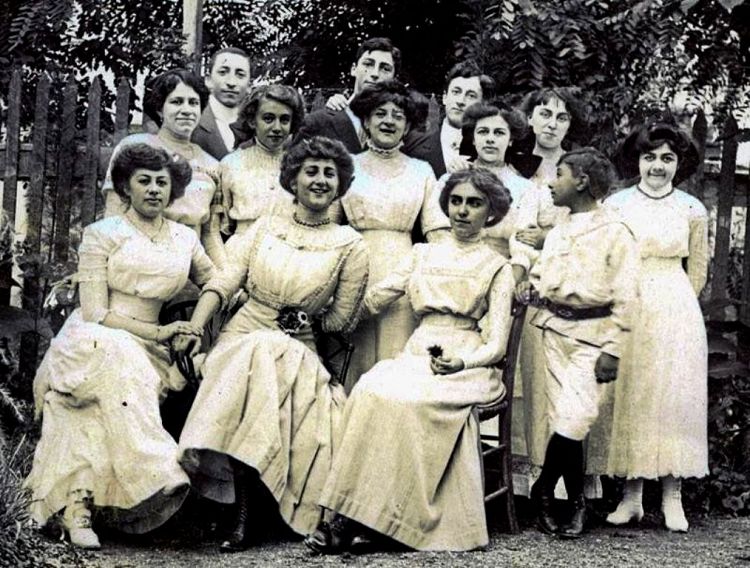 Русские женщины эмигрантки вели очень активный образ жизни