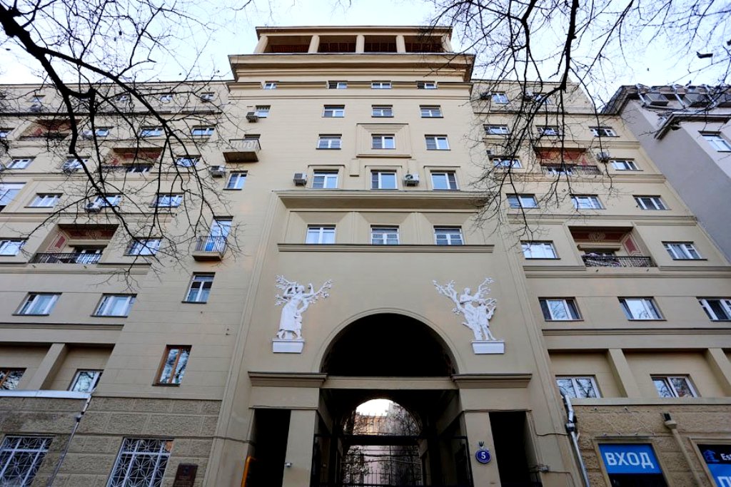 Уходящий в прошлое Сталинский ампир можно увидеть в оформлении арочного проема Уходящий в прошлое Сталинский ампир можно увидеть в оформлении арочного проема