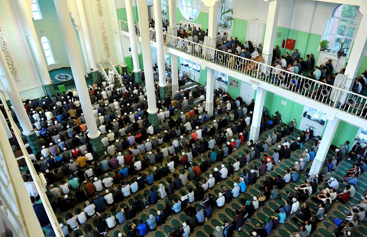 На праздничные молитвы в мечети собираются тысячи верующих