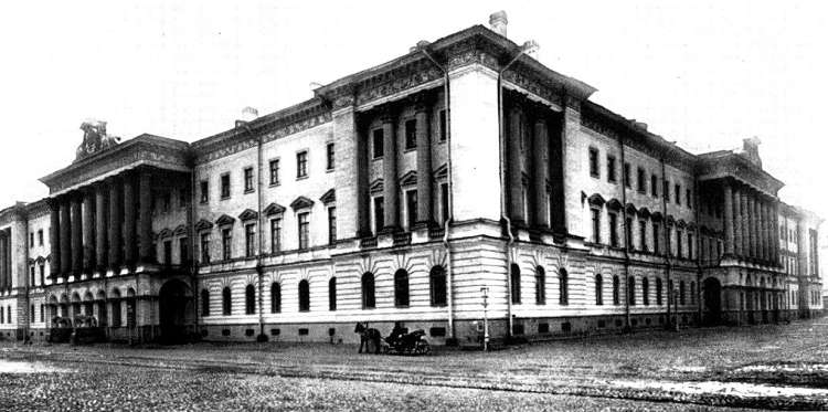 С 30-х годов 19 века в доме Лобанова обосновывается Военное Министерство С 30-х годов 19 века в доме Лобанова обосновывается Военное Министерство