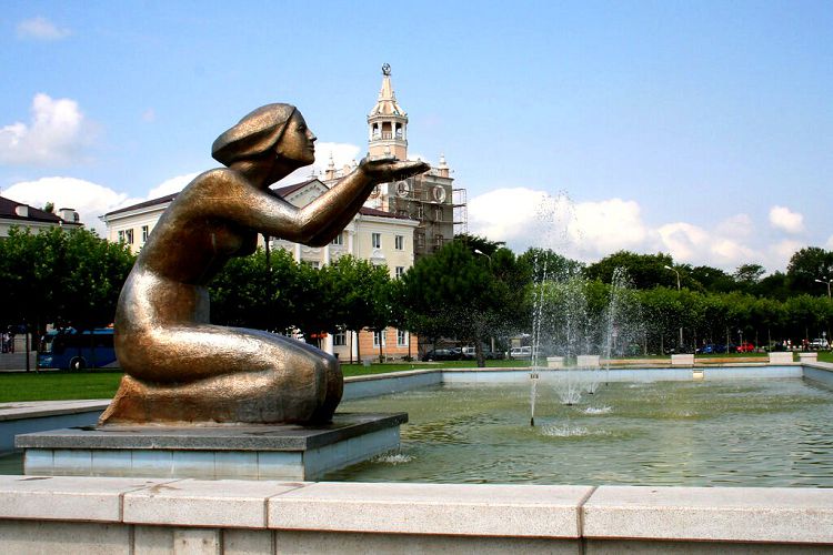 Памятник "Дарующая воду" посвящен решению проблемы города с пресной водой