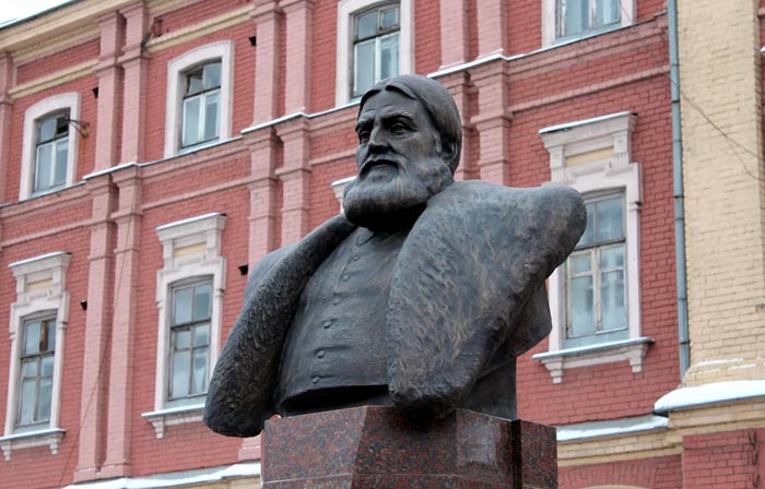 Памятник Н.Бугрову около бывшего Вдовьего дома на Площади Лядова