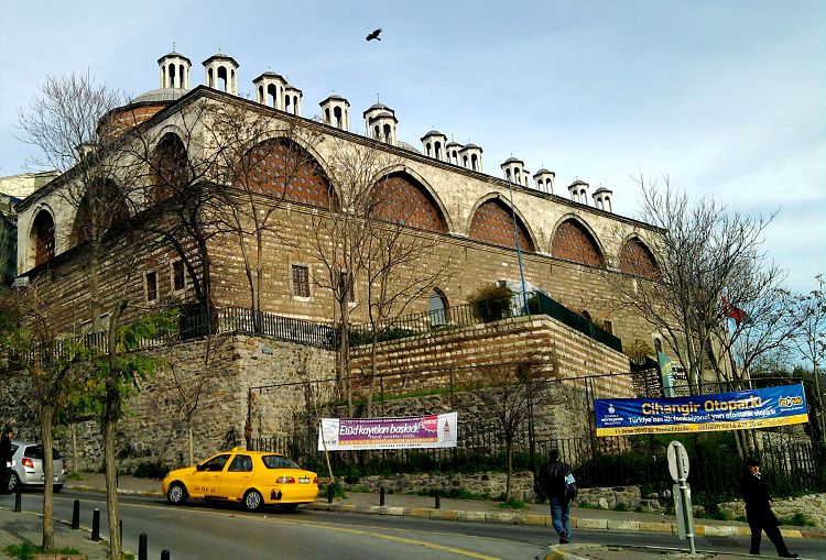 Здание фундаментального Пушечного двора и сегодня внушает уважение