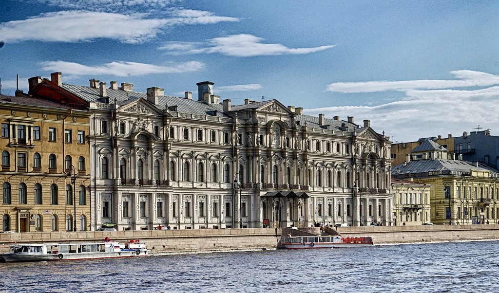 Дворцовая набережная - одна из основных набережных исторического центра