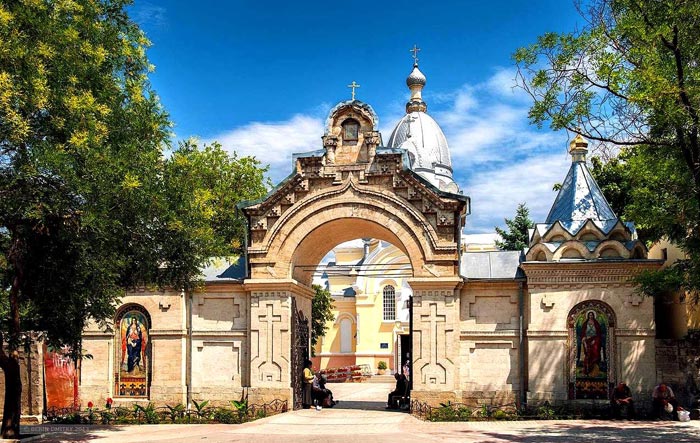 Вход на территорию Казанского собора Вход на территорию Казанского собора