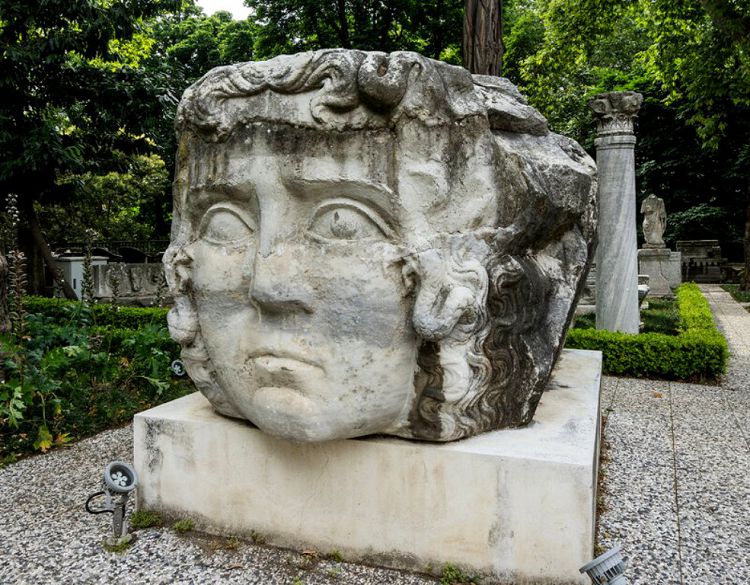 Среди множества экспонатов музея можно увидеть еще одну голову Горгоны