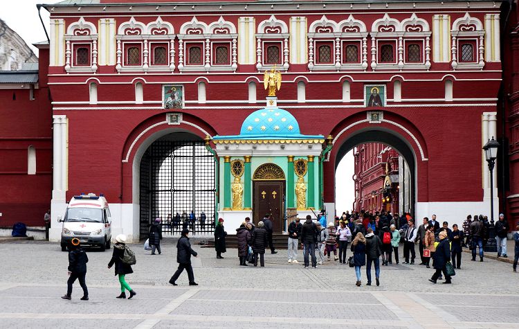 Вместе с воротами была и восстановлена Иверская часовня со стороны Манежной площади