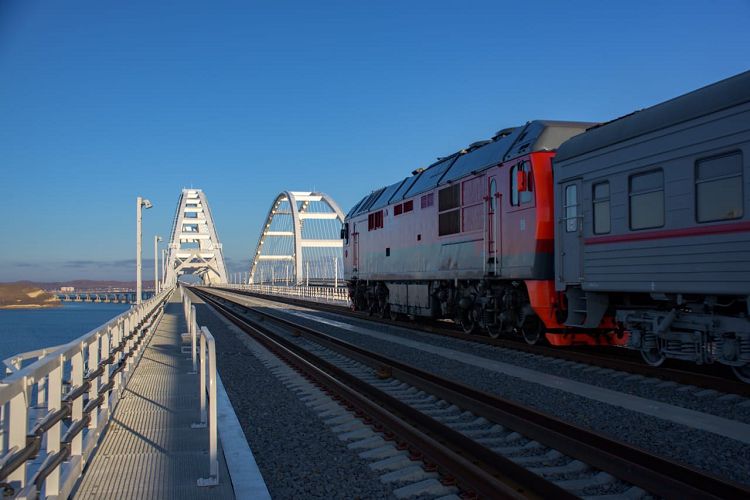 Поезд в Крым на Керченском мосту