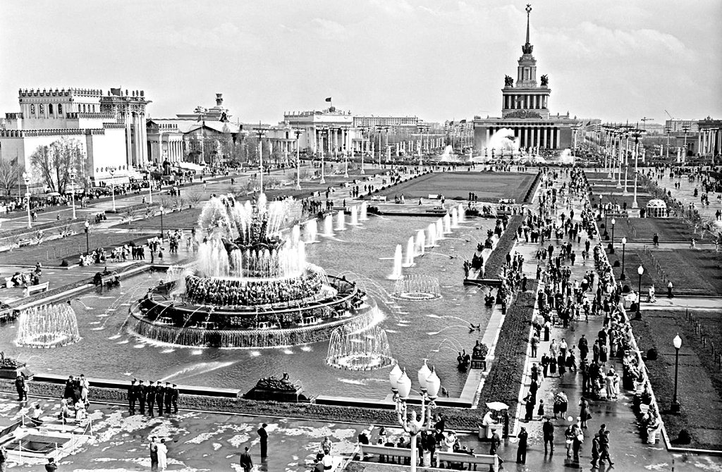 Новый Главный павильон и многие павильоны союзных республик строились в середине 50-х годов в стиле сталинского ампира