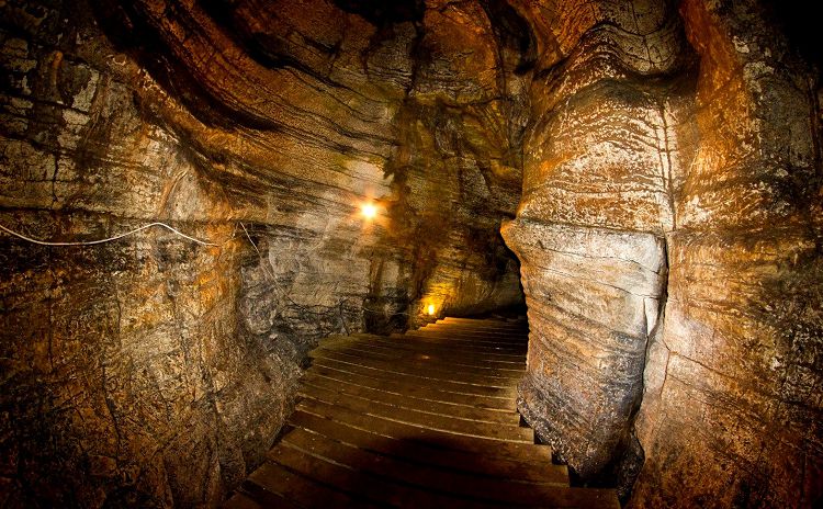 Когда-то в этой пещере у костра грелись наши далекие предки