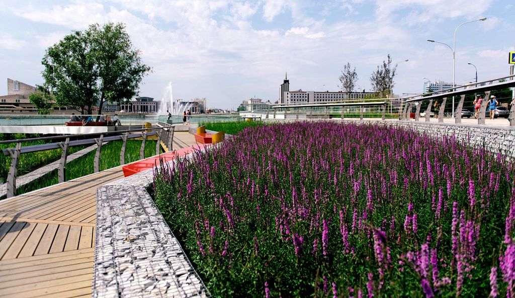 На Набережной озера Кабан можно расслабиться и отдохнуть