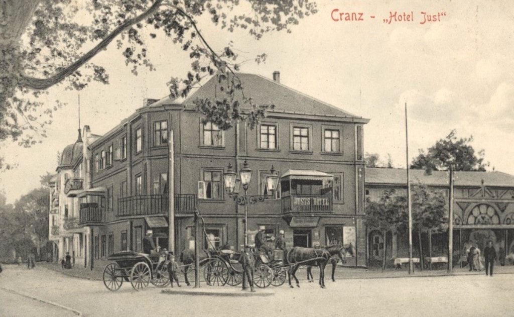 Пристроенное в стиле модерн здание расположилось на перпендикулярной улице