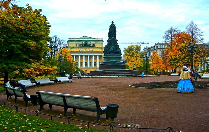 На Невском проспекте находится Екатерининский сквер с Александрийским театром