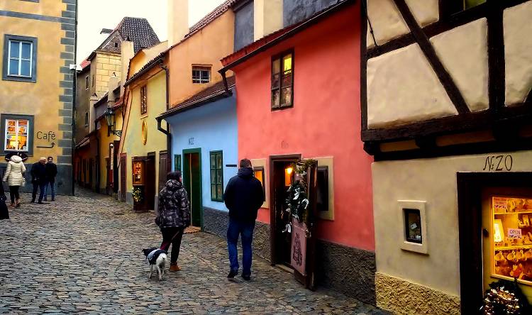 На Злато улочке обстановка жилья ремесленников и алхимиков