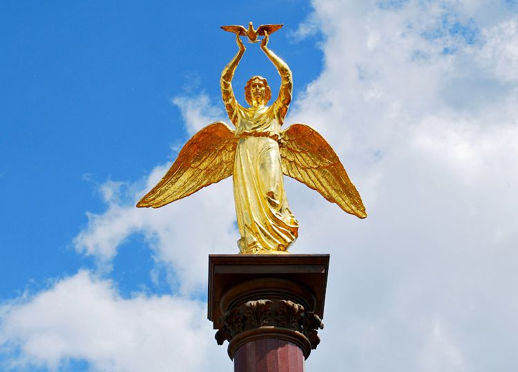 Золотой Ангел добра охраняет мир и покой в многонациональном районе