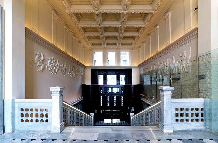 В стенах этого банка совершались сделки века, через него проходили мощные денежные потоки