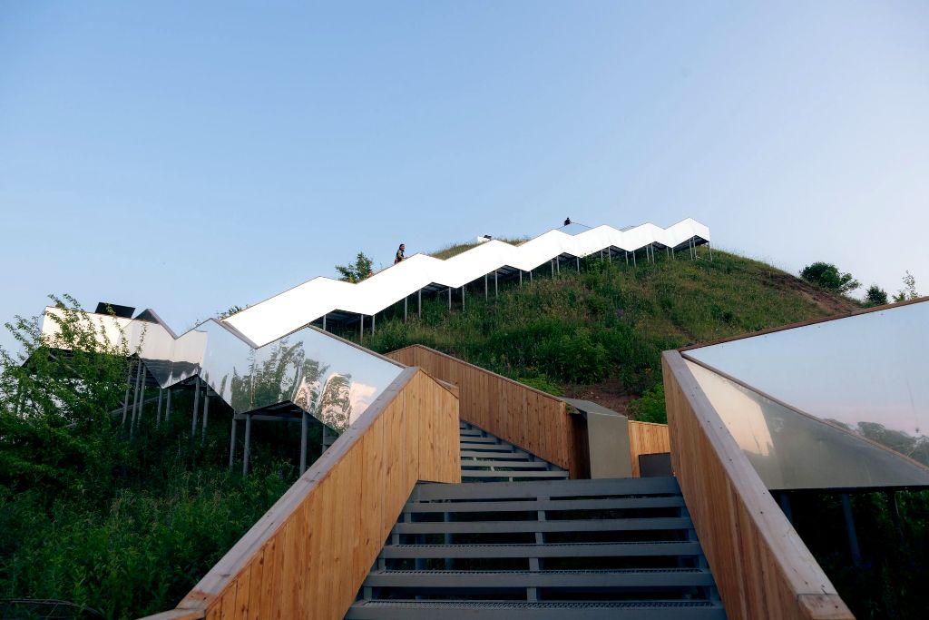 Сегодня новая зеркальная лестница стала яркой достопримечательностью Тетюшей