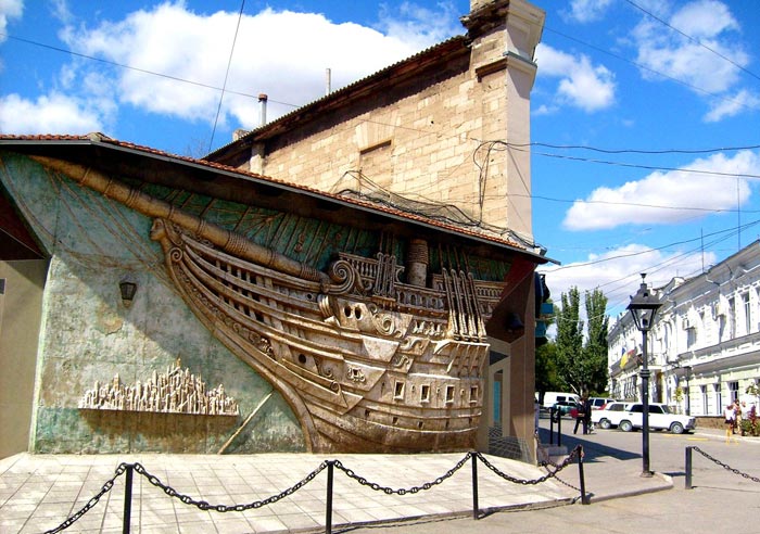 Декоративная бригантина - опознавательный знак Музея А.Грина