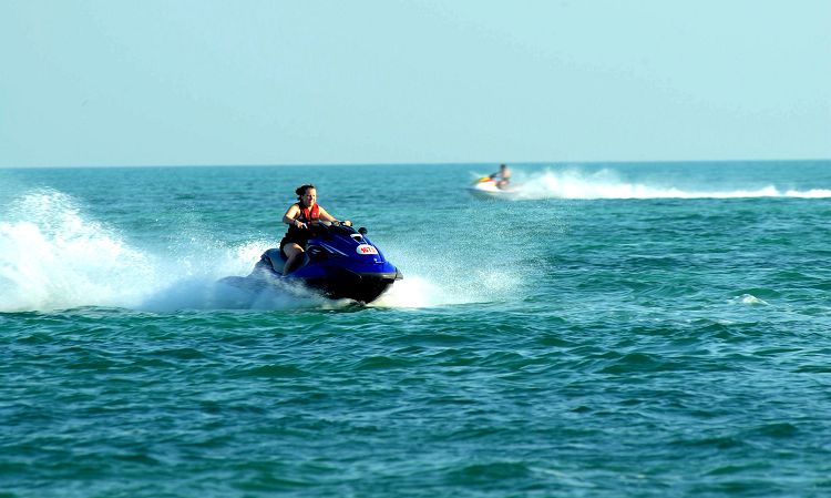 Гонять на гидроциклах не мешают никакие дорожные знаки