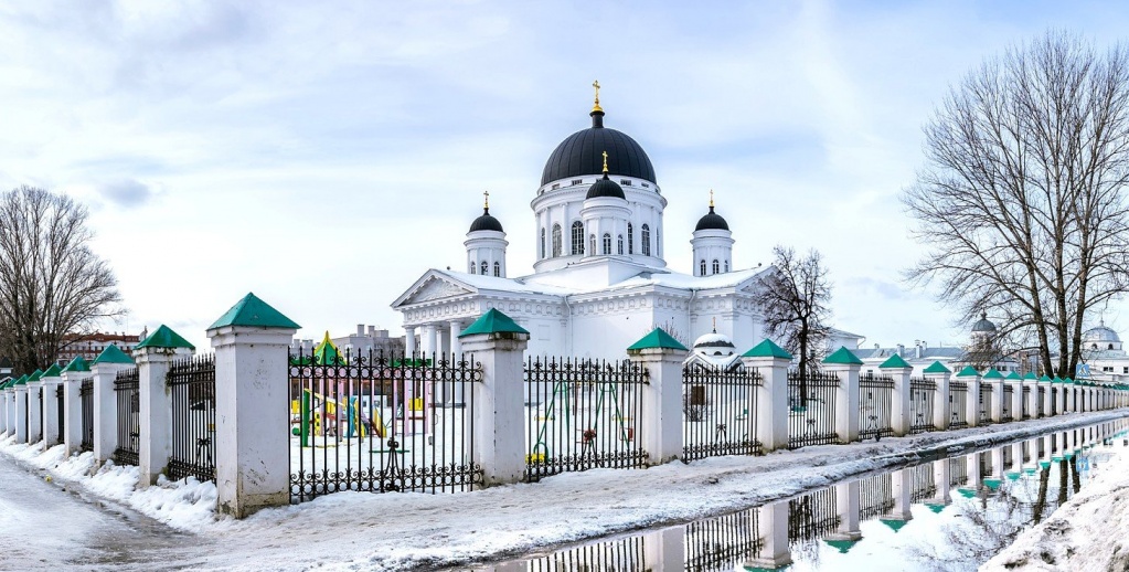 Прекрасный Спасский нижегородский храм в зимнем убранстве