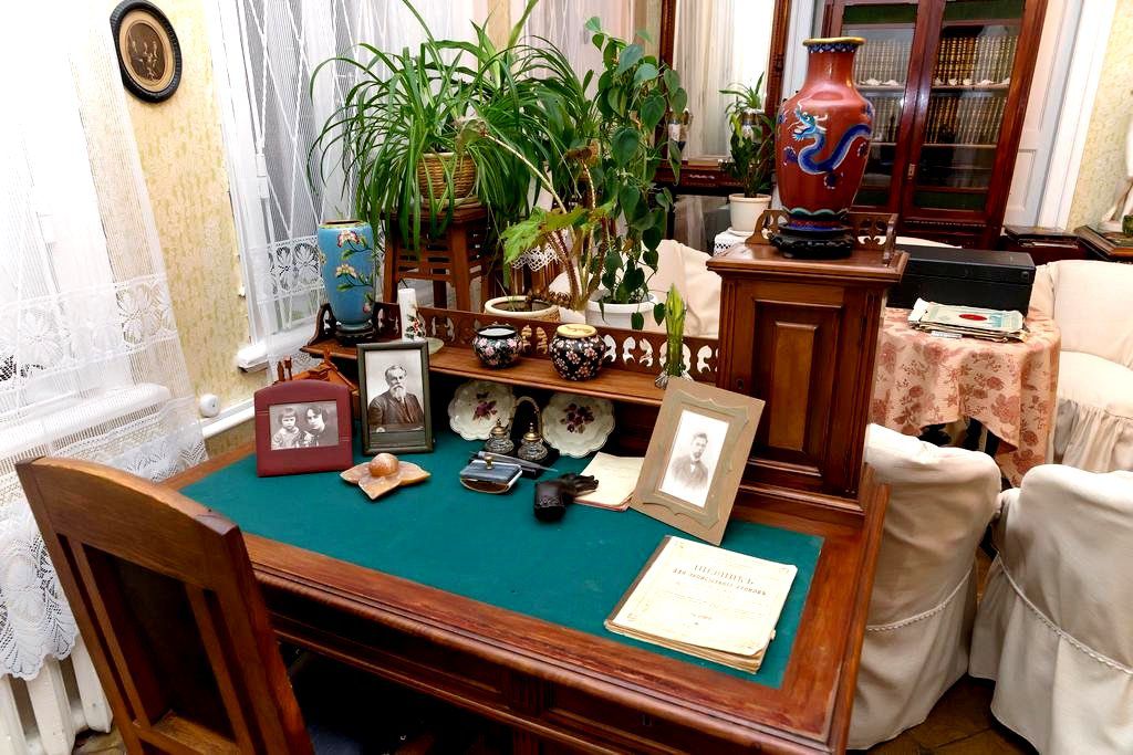 В Доме Арбузовых сохранился дух этой удивительной семьи химиков В Доме Арбузовых сохранился дух этой удивительной семьи химиков