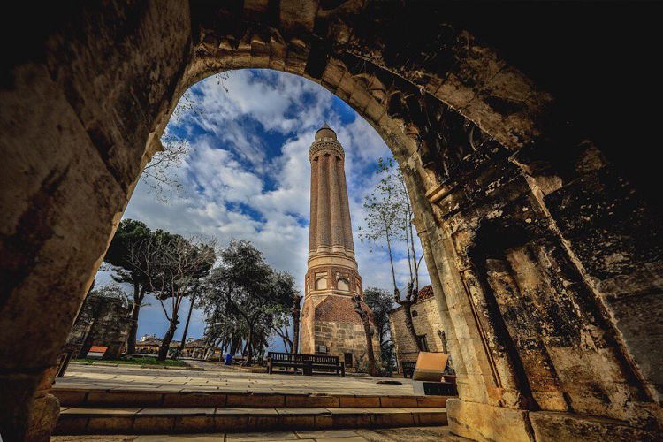 Вид на минарет через арку