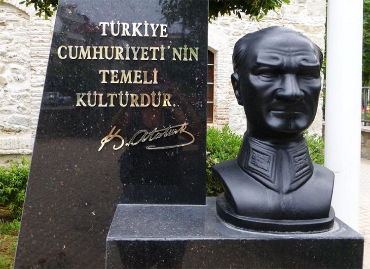 Памятная плита и бюст Ататюрка