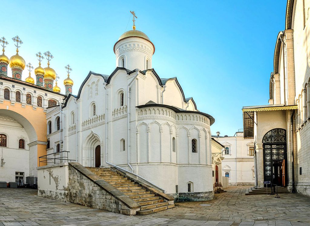 Храм Ризоположения является самым маленьким на Соборной площади