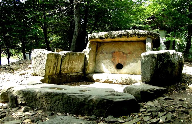 Один из крупнейших дольменов Кавказа находится в Джубге