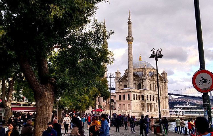 Мечеть Ортакёй находится в очень живописном месте