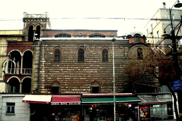 Время чудом сохранило до нас с 15 столетия портал с колокольней