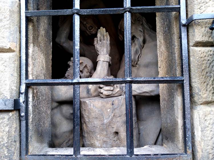 Сюжетный фрагмент одной из скульптур Карлова моста