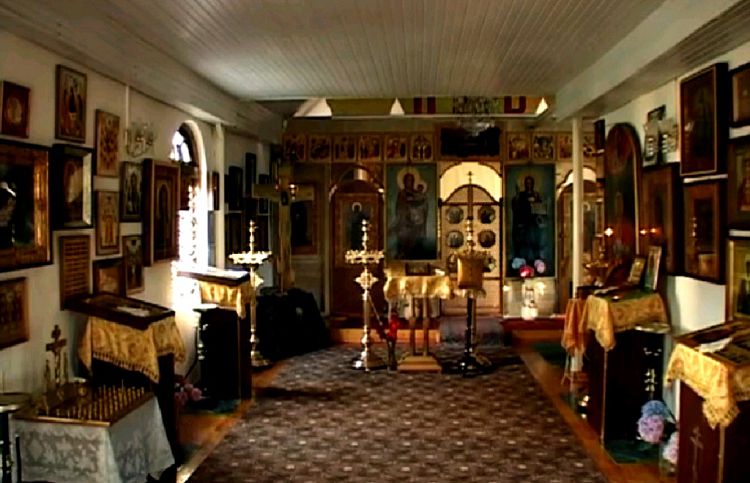 Внутри храм не очень большой и довольно скромен