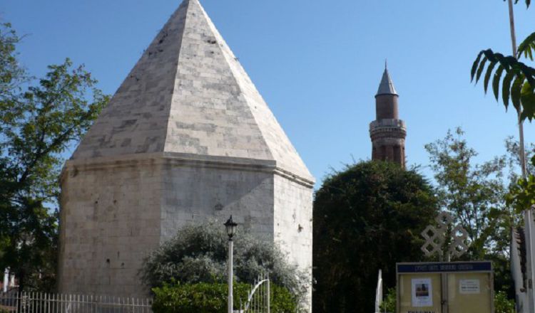 Мавзолей Зинджиркирана на фоне минарета