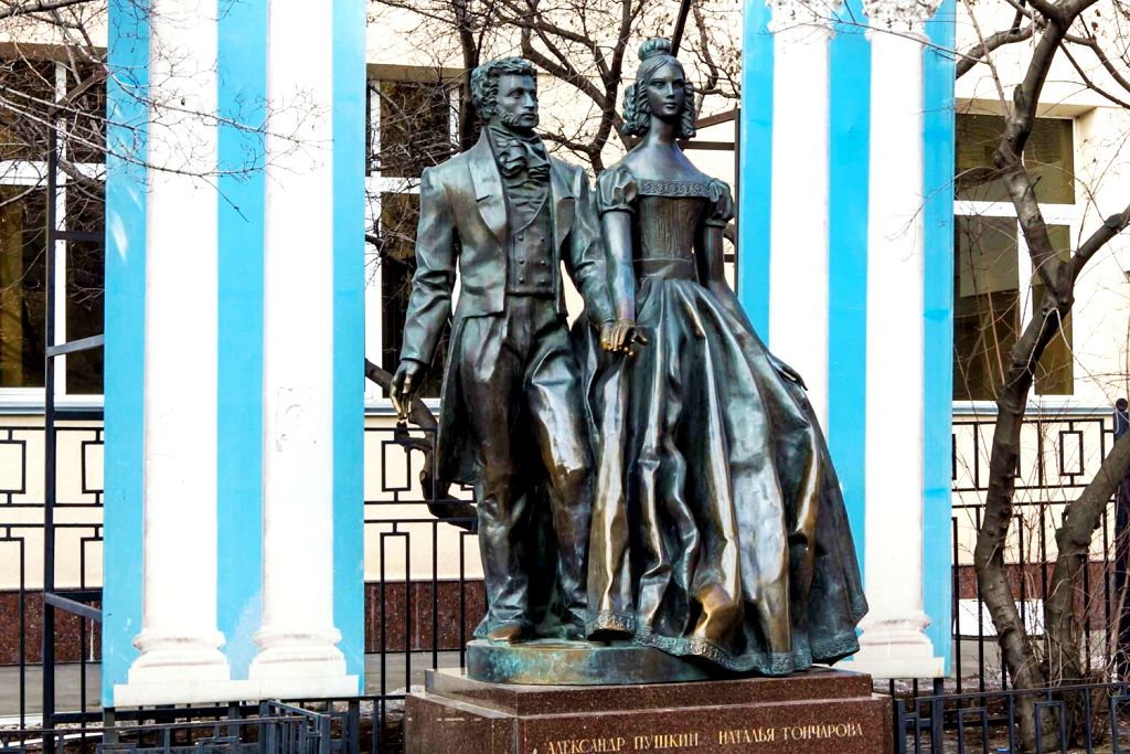 Памятник "Пушкин и Натали" установлен напротив дома № 53