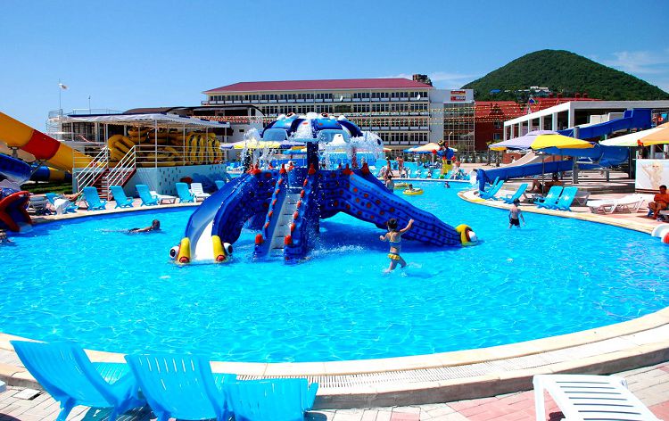 Щупальцы яркого осьминога детской зоны являются мини-горками