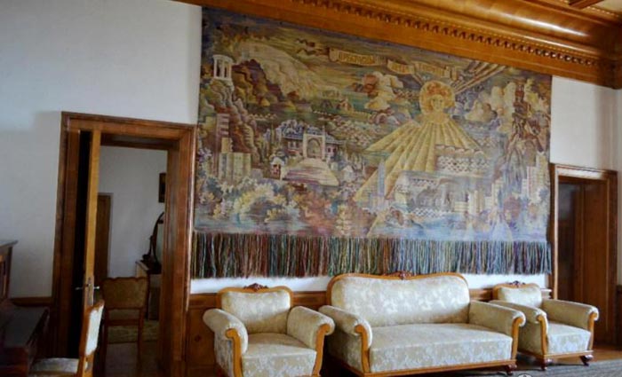 На ковре, как в сказке, вытканы крымские достопримечательности